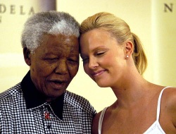 Nelson Mandela y Charlize Theron. Como buena sudafricana la actriz recordó lo importante que fue Mandela para su país y para el mundo